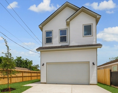 901 E 37th Street - Photo Thumbnail 2