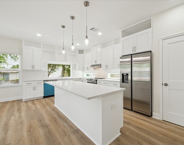 901 E 37th Street - Photo Thumbnail 6