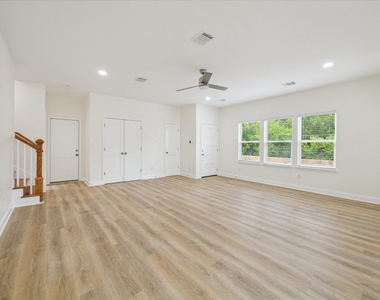 901 E 37th Street - Photo Thumbnail 3