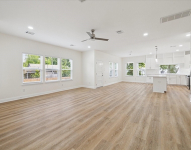 901 E 37th Street - Photo Thumbnail 4