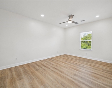 901 E 37th Street - Photo Thumbnail 12