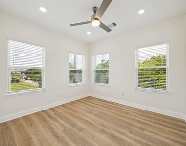901 E 37th Street - Photo Thumbnail 15