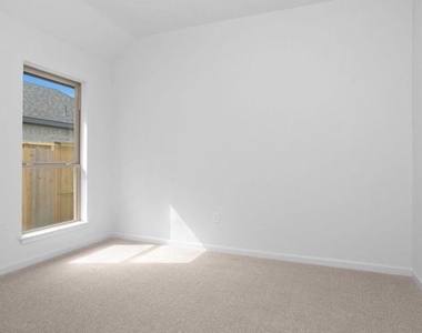 303 Eileen Drive - Photo Thumbnail 13