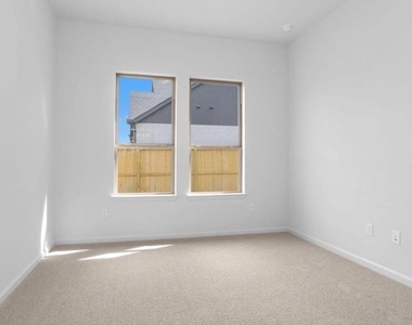 303 Eileen Drive - Photo Thumbnail 9