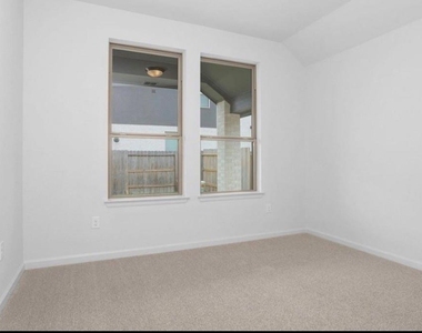 303 Eileen Drive - Photo Thumbnail 12