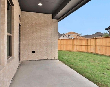 303 Eileen Drive - Photo Thumbnail 14