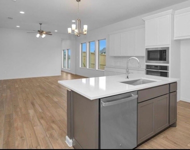 303 Eileen Drive - Photo Thumbnail 3