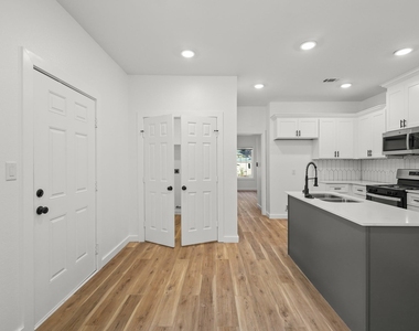 1512 W Blum Street - Photo Thumbnail 10