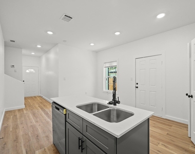 1512 W Blum Street - Photo Thumbnail 16