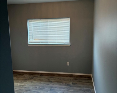 7214 Crescent Mills Drive - Photo Thumbnail 10