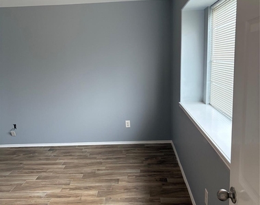 7214 Crescent Mills Drive - Photo Thumbnail 17