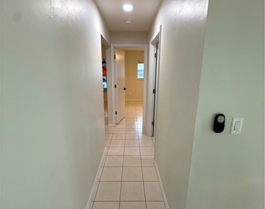 233 Sw 43rd Street - Photo Thumbnail 9