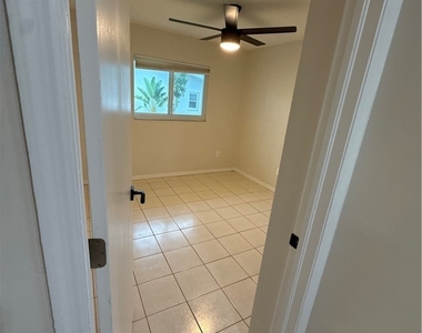 233 Sw 43rd Street - Photo Thumbnail 10