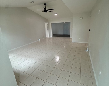 233 Sw 43rd Street - Photo Thumbnail 4