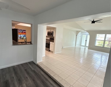 233 Sw 43rd Street - Photo Thumbnail 7