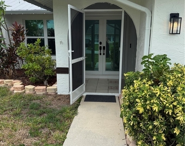 233 Sw 43rd Street - Photo Thumbnail 1