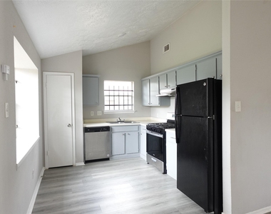10811 Thorncliff Drive - Photo Thumbnail 3