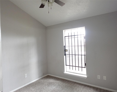 10811 Thorncliff Drive - Photo Thumbnail 8