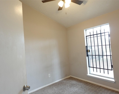 10811 Thorncliff Drive - Photo Thumbnail 4