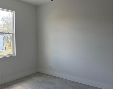 1711 W 12th Street - Photo Thumbnail 3