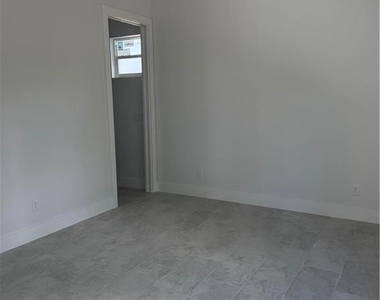 1711 W 12th Street - Photo Thumbnail 2