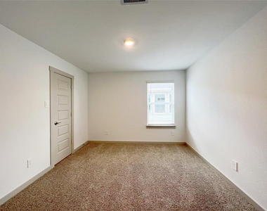 29207 Red Rocks Park Drive - Photo Thumbnail 17