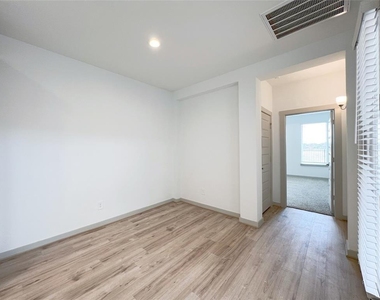 29207 Red Rocks Park Drive - Photo Thumbnail 9