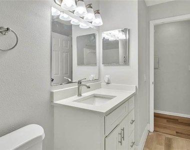 5900 22nd Avenue N - Photo Thumbnail 14