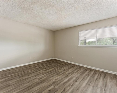 6332 Newtown Circle - Photo Thumbnail 18