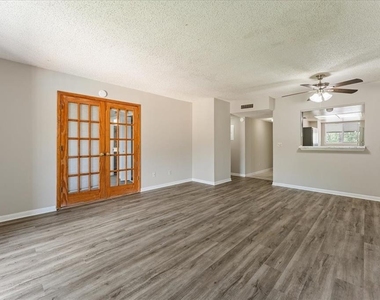 6332 Newtown Circle - Photo Thumbnail 10