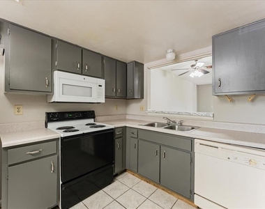 6332 Newtown Circle - Photo Thumbnail 4