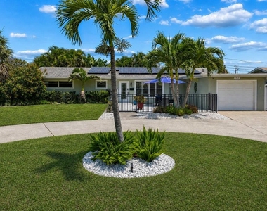 6765 11th Avenue N - Photo Thumbnail 3
