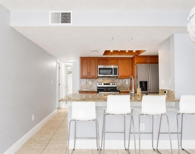 2739 N Poinciana Boulevard - Photo Thumbnail 6