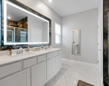 7245 Sienna Oak Alley - Photo Thumbnail 24