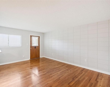 320 Lakeview Street - Photo Thumbnail 2