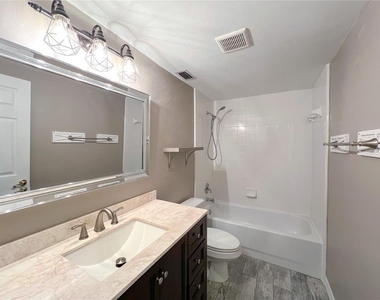 4933 Nw 1st Place - Photo Thumbnail 12