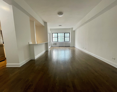 East 57th Street - Photo Thumbnail 3