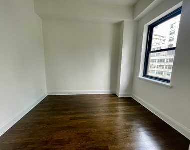 East 57th Street - Photo Thumbnail 6