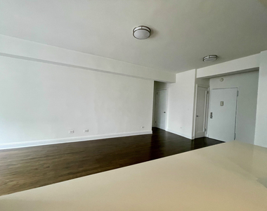 East 57th Street - Photo Thumbnail 4