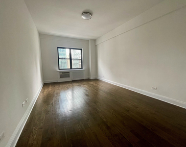 East 57th Street - Photo Thumbnail 5