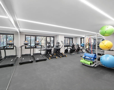 920 Park Avenue - Photo Thumbnail 18