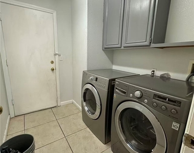 8275 Cedar Leaf Drive - Photo Thumbnail 11