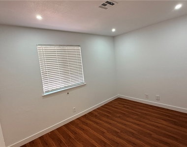 4744 W Twain Avenue - Photo Thumbnail 11