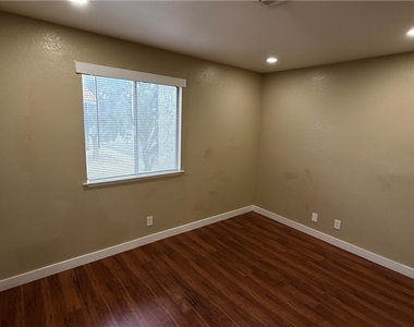 4744 W Twain Avenue - Photo Thumbnail 4