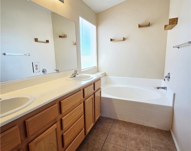 3722 Nestled Oak Avenue - Photo Thumbnail 13