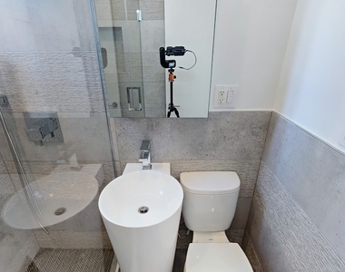 624 East 11th Street - Photo Thumbnail 6