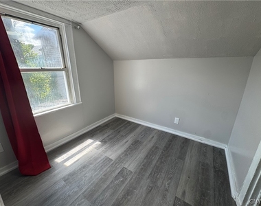 108 Gold Street - Photo Thumbnail 8