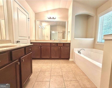 6215 Crested Moss Drive - Photo Thumbnail 18