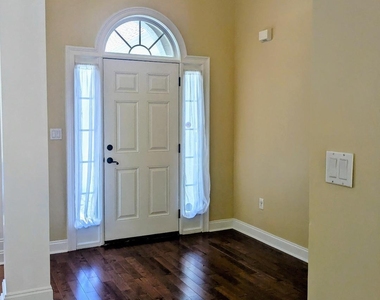 110 Lyndhurst Way - Photo Thumbnail 5