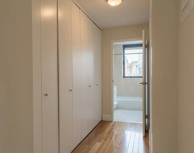 West 48th Street - Photo Thumbnail 6